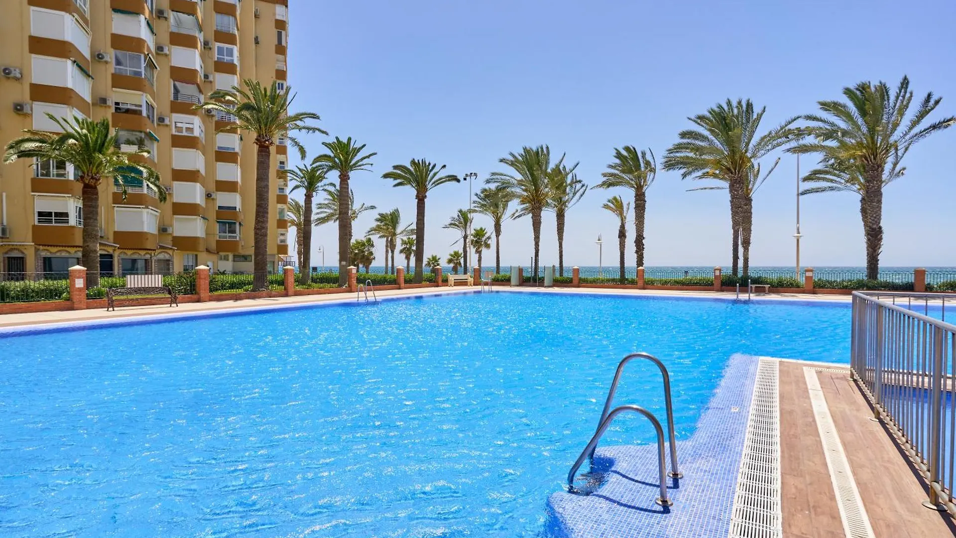 Apartamento primera linea playa Algarrobo Costa